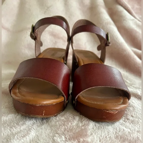 CUSHIONAIRE - Sloan Faux Wood Sandals - Picture 8 of 10